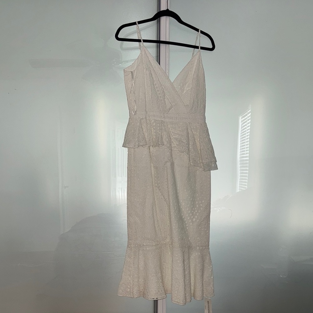 Elegant White Sleeveless Dress